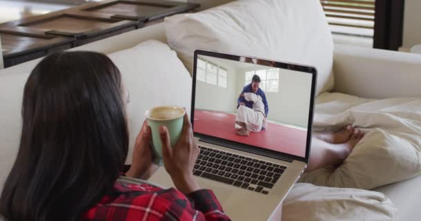 Composto Donna Seduta Casa Con Caffe Che Guarda Partita Judo — Video Stock