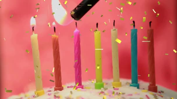 在生日蛋糕上 金色的五彩纸屑在点着蜡烛的打火机上飘扬 庆祝会 传统及活动概念数码制作的影片 — 图库视频影像