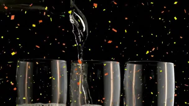 五彩纸屑倒在香槟上的动画 倒入黑色背景的三杯中 奢侈和活动概念数码制作的视频 — 图库视频影像