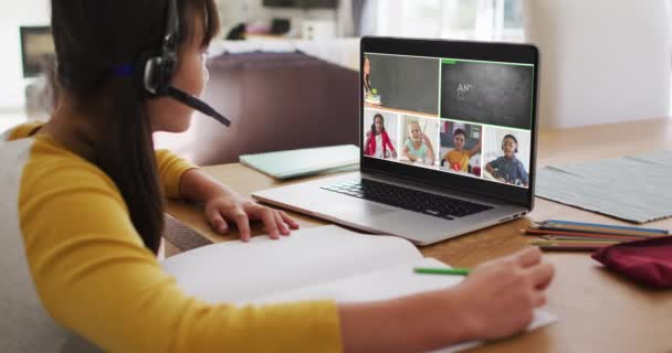 Schoolmeisje Met Behulp Van Laptop Voor Online Les Thuis Met — Stockvideo