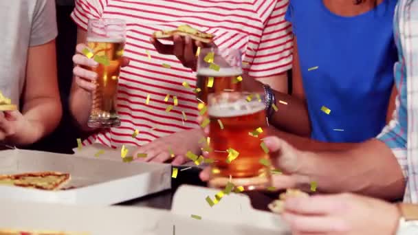 欢乐的一群朋友在聚会上喝啤酒时 看到了五彩纸屑的动画 数码视讯制作的派对 音乐及娱乐概念 — 图库视频影像