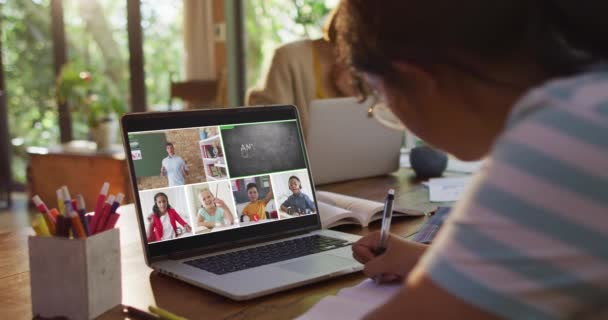 Skolflicka Använder Laptop För Online Lektion Hemma Med Olika Lärare — Stockvideo