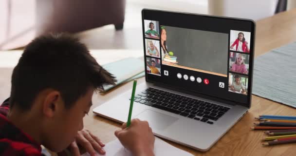 Komposit Pojke Som Använder Laptop För Online Lektion Hemma Med — Stockvideo