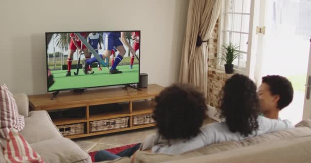 Compuesto Familia Feliz Sentados Casa Juntos Viendo Partido Hockey Televisión — Vídeo de stock