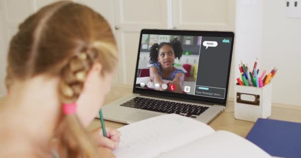 Colegiala Utilizando Ordenador Portátil Para Lección Línea Casa Con Colega — Vídeos de Stock