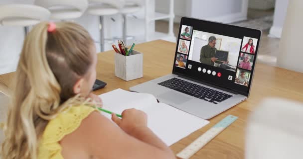 女孩在家用笔记本电脑上网上课的组合 屏幕上有各种各样的老师和班级 全球通信技术和在线初等教育概念 数字制作的视频 — 图库视频影像