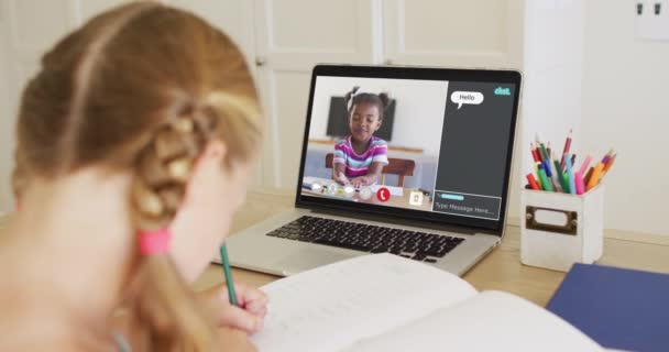 Studentessa Che Utilizza Computer Portatile Lezione Online Casa Con Sua — Video Stock