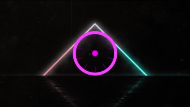 ピンクと青のネオン三角形を回転するピンクの円形スキャナのアニメーション 黒に移動します 世界的な通信ネットワークとデジタルインターフェースの背景概念デジタルで生成されたビデオ — ストック動画