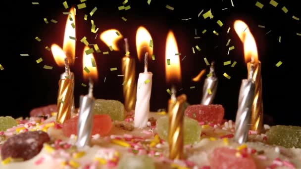 Animación Confeti Oro Cayendo Sobre Velas Encendidas Pastel Cumpleaños Soplado — Vídeos de Stock