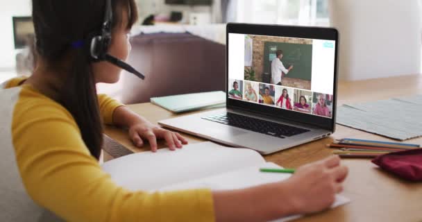 Estudante Usando Laptop Para Aula Line Casa Com Professor Diversificado — Vídeo de Stock