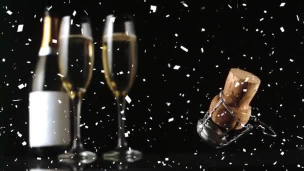 Şampanya Şişesinin Üzerine Düşen Konfeti Mantar Animasyonu Siyah Arka Planda — Stok video