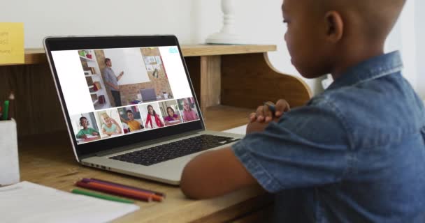 男孩使用笔记本电脑的复合视频 不同班级和老师的屏幕在网上授课 全球通信技术和在线初等教育概念 数字制作的视频 — 图库视频影像