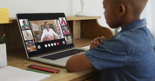 Vídeo Compuesto Niño Usando Ordenador Portátil Con Interfaz Clase Diversa — Vídeos de Stock