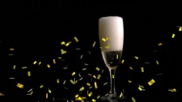 Animación Confeti Dorado Cayendo Sobre Copa Champán Nochevieja Fiesta Celebración — Vídeo de stock