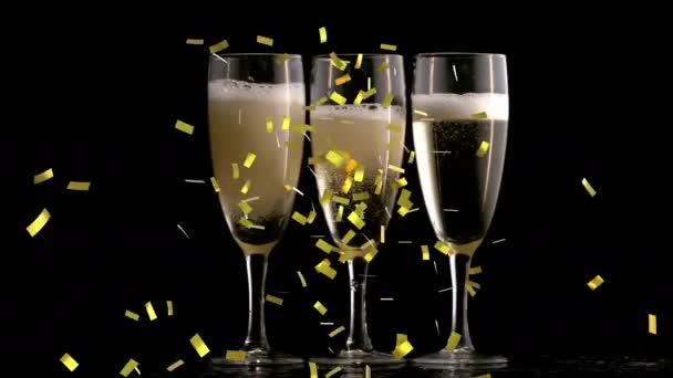 Animáció arany konfettiről, ahogy egy pohár pezsgőre zuhan. szilveszteri party és ünneplés koncepció digitálisan generált videó.