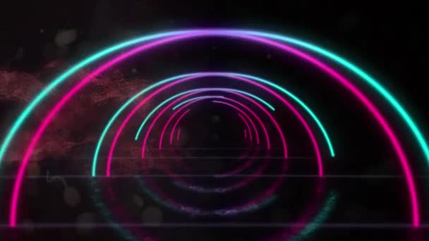 蓝色和粉色霓虹灯半圆形隧道的动画在黑色背景上在粉色薄雾上移动 全球通信 视频游戏和数字接口背景概念 — 图库视频影像
