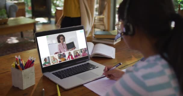 Zusammensetzung Von Mädchen Mit Laptop Für Den Online Unterricht Hause — Stockvideo