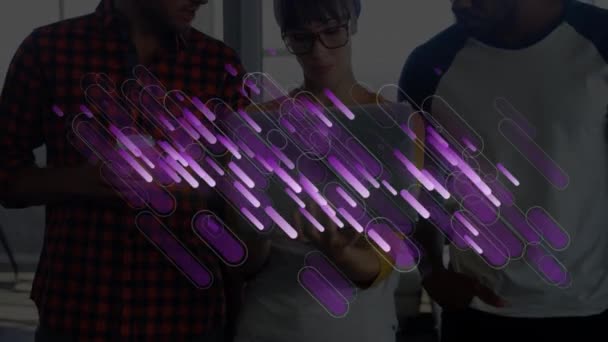 紫色灯光的动画比在办公室里工作的人还多 全球商业 数字接口和技术概念数字生成的视频 — 图库视频影像