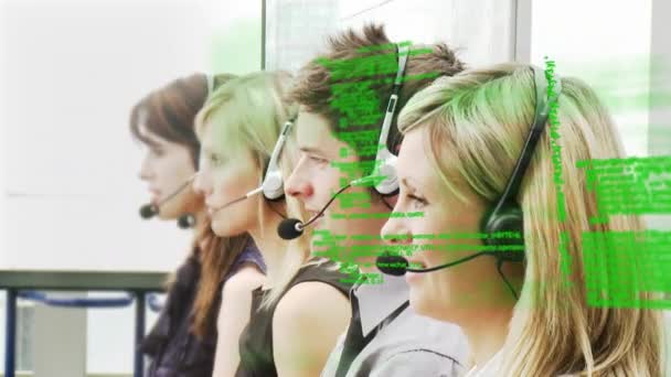 Animação Processamento Dados Financeiros Sobre Pessoas Usando Fones Ouvido Telefone — Vídeo de Stock