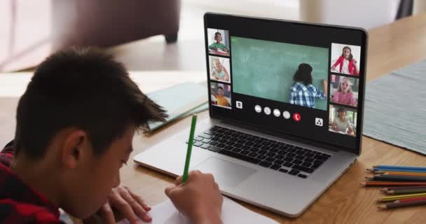 Schoolboy Usando Laptop Para Aula Line Casa Com Professor Diversificado — Vídeo de Stock