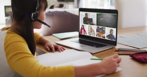 Evde Online Ders Için Dizüstü Bilgisayar Kullanan Liseli Kız Ekranda — Stok video