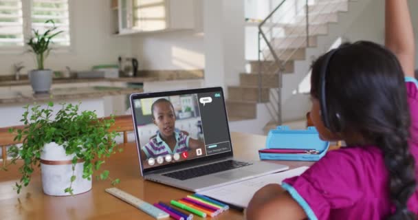 여학생은 컴퓨터를 사용하여 집에서 온라인 강의를 친구와 인터넷 채팅을 글로벌 — 비디오