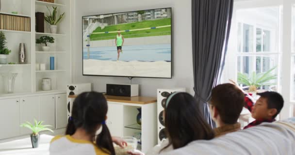 Composto Família Feliz Sentados Casa Juntos Assistindo Atletismo Salto Alto — Vídeo de Stock