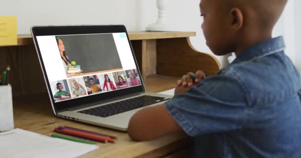 Vídeo Composto Menino Usando Laptop Com Telas Diversas Classes Professor — Vídeo de Stock