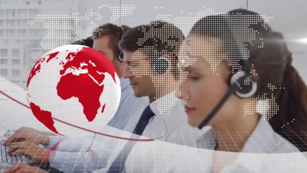 Animation Jordklotet Och Världskarta Över Affärsmän Som Bär Headset Global — Stockvideo