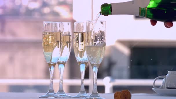 Animatie Van Witte Deeltjes Die Champagnefles Zweven Vier Glazen Worden — Stockvideo