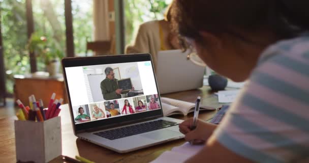 Studentessa Che Utilizza Computer Portatile Lezione Online Casa Con Diversi — Video Stock