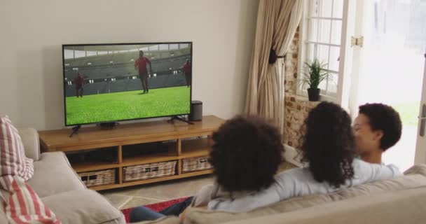 Zusammensetzung Einer Glücklichen Familie Die Hause Zusammen Sitzt Und Rugbyspiele — Stockvideo