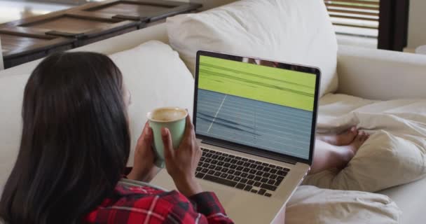 Kompozycja Kobiety Siedzącej Domu Oglądającej Kawę Laptopie Sport Konkurencja Rozrywka — Wideo stockowe