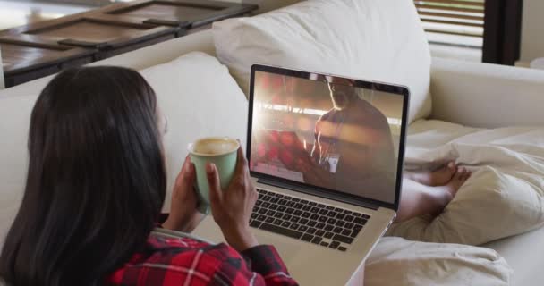 Zusammengesetzt Aus Einer Frau Die Hause Sitzt Und Kaffee Trinkt — Stockvideo