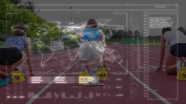 Spor Yolunda Koşan Kadınlar Üzerinde Dijital Arayüzde Dünya Haritası Veri — Stok video