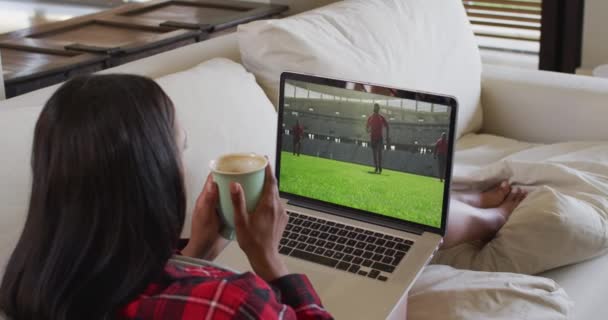 Komposit Wanita Duduk Rumah Memegang Kopi Menonton Pertandingan Rugby Laptop — Stok Video