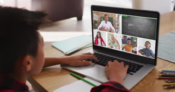 Schüler Mit Laptop Für Online Unterricht Hause Mit Verschiedenen Lehrern — Stockvideo