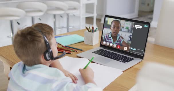 Schoolboy Usando Laptop Para Aula Line Casa Com Amigo Escola — Vídeo de Stock