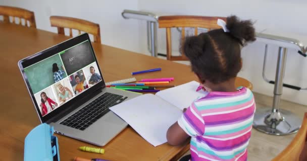 Écolière Utilisant Ordinateur Portable Pour Leçon Ligne Maison Avec Divers — Video
