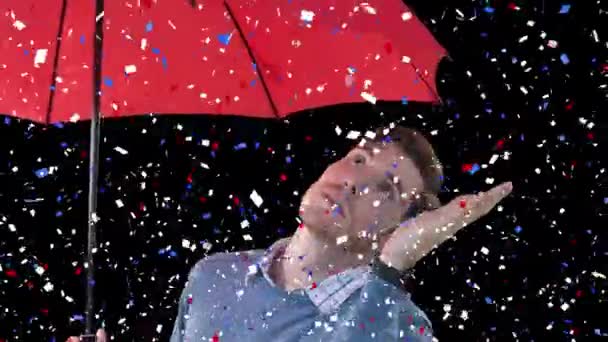 Animación Confeti Azul Rojo Blanco Sobre Hombre Sosteniendo Paraguas Sobre — Vídeo de stock
