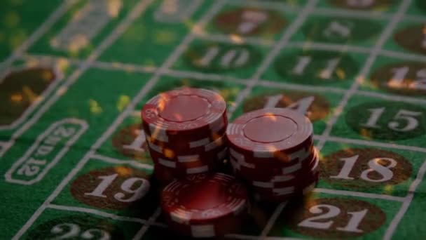 Animacja Złotego Konfetti Nad Żetonami Pokerowymi Spadającymi Stos Stole Hazardowym — Wideo stockowe