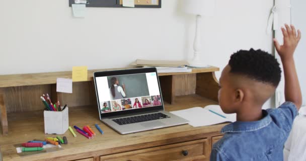 Školák Používá Notebook Pro Line Lekci Doma Různými Učiteli Třídy — Stock video