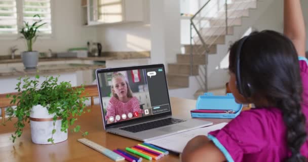 Colegiala Utilizando Ordenador Portátil Para Lección Línea Casa Con Colega — Vídeo de stock