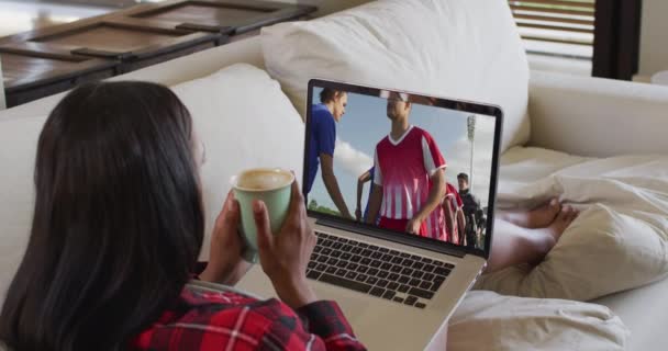 Összetett Kép Egy Nőről Aki Otthon Kávéval Kezében Hokimeccset Néz — Stock videók