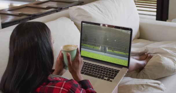 Samenstelling Van Een Vrouw Die Thuis Koffie Zit Kijken Naar — Stockvideo