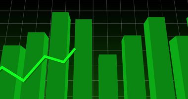 Dijital ekranda yükselen bir ızgara üzerinde yeşil istatistik çizgisi ve yeşil grafiklerin resmi. Küresel finans ve istatistik kavramı dijital olarak oluşturulmuş görüntü.
