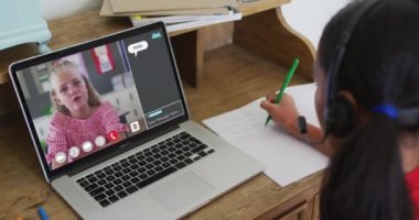 Liseli kız, meslektaşı ve internet sohbeti ile evde online ders için dizüstü bilgisayar kullanıyor. küresel iletişim teknolojisi ve çevrimiçi ilköğretim konsepti, dijital kompozit video.