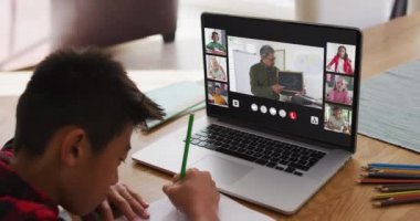 Liseli çocuk evde online ders için dizüstü bilgisayar kullanıyor. Çeşitli öğretmenler ve sınıflar ekranda. küresel iletişim teknolojisi ve çevrimiçi ilköğretim konsepti, dijital kompozit video.