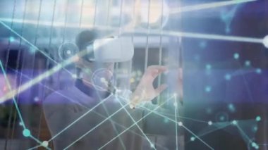 VR kulaklık takan iş adamlarıyla bağlantı ağının animasyonu. küresel iletişim, iş dünyası, güvenlik, dijital arayüz ve teknoloji konsepti dijital olarak oluşturulmuş video.