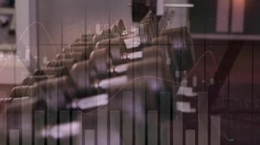 Spor salonundaki bir sıra dambılın üzerindeki istatistiklerin animasyonu. global spor, fitness ve veri işleme konsepti dijital olarak oluşturulmuş video.